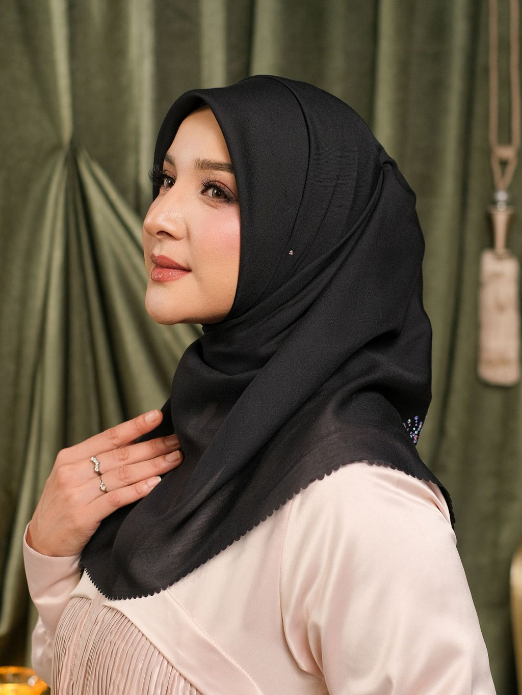 ELVARA KRISTAL SCARF - BLACK