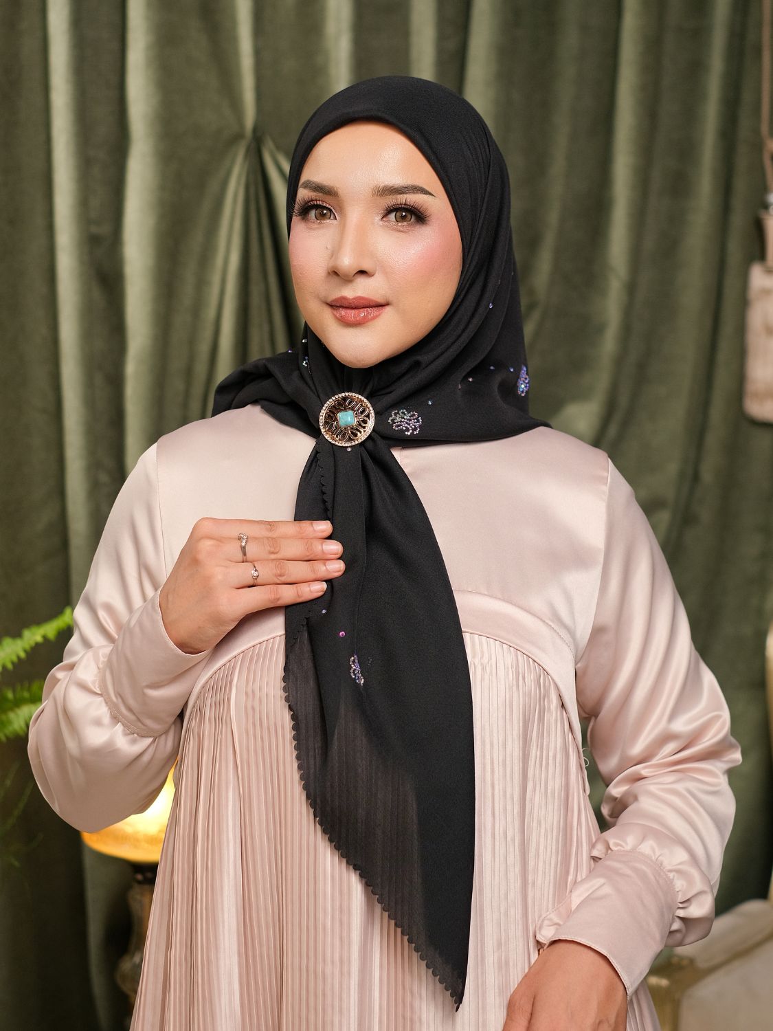 MONOGRAM KRISTAL SCARF - BLACK